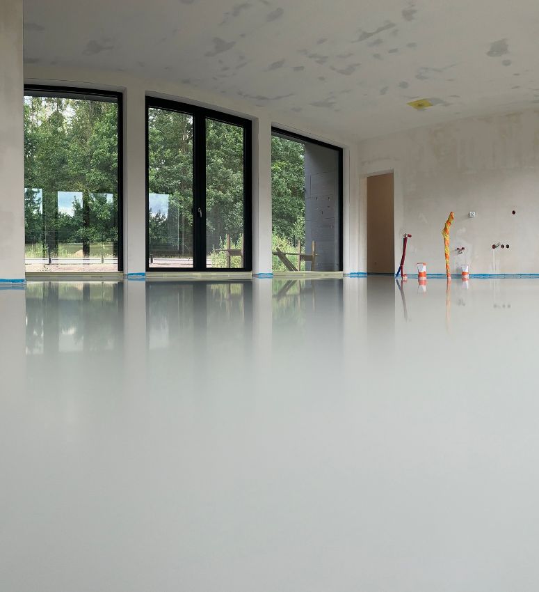 nowoczesny salon z posadzką poliuretanową w kolorze ciepłej szarości